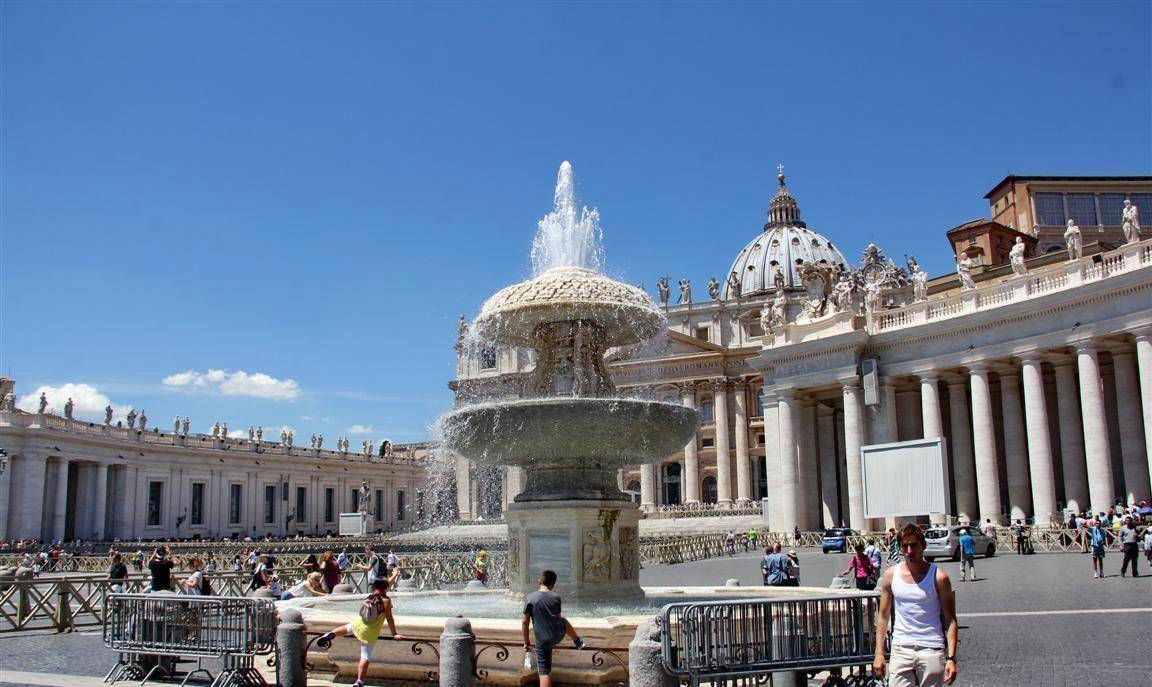 梵蒂冈作为天主教教皇的居所和办公场所,是天主教徒心中的地上神国,在