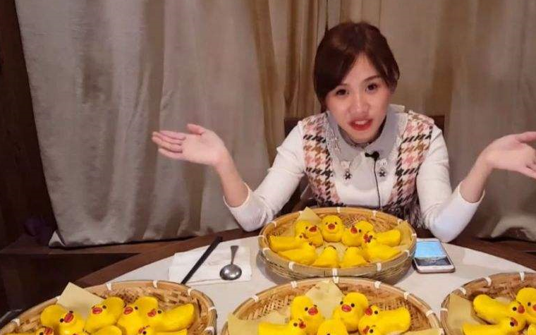 网红直播吃1500只大闸蟹,满满一大桌开心吃完,结账时"傻眼"了_美女