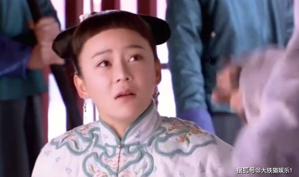 镜头移到脸上,又齐又短的锅盖式刘海突出了锃亮的大脑门,眼睛有点对眼