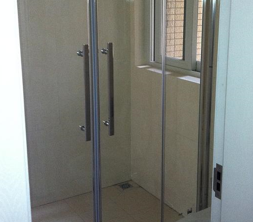 洗手盆直接安装在干燥区域,使用方便.