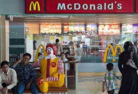 印度人不吃牛肉和猪肉,当地的麦当劳卖什么汉堡?了解后让人佩服