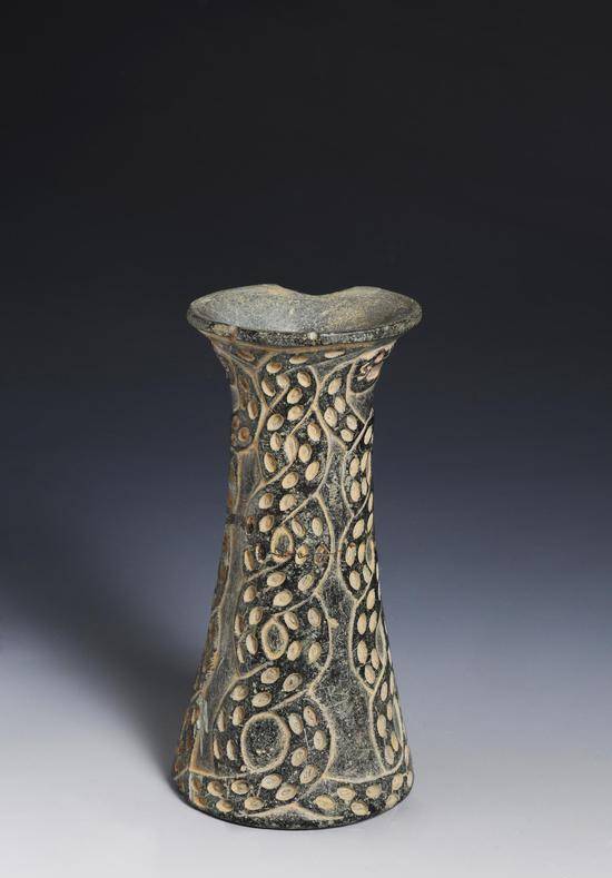 {上图1为"阿拉伯之路"展出的黑陶,距今6000年.