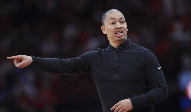 教练萨姆·卡塞尔,斯科特·布鲁克斯,贾里德·杜德利,以及来自鹈鹕的