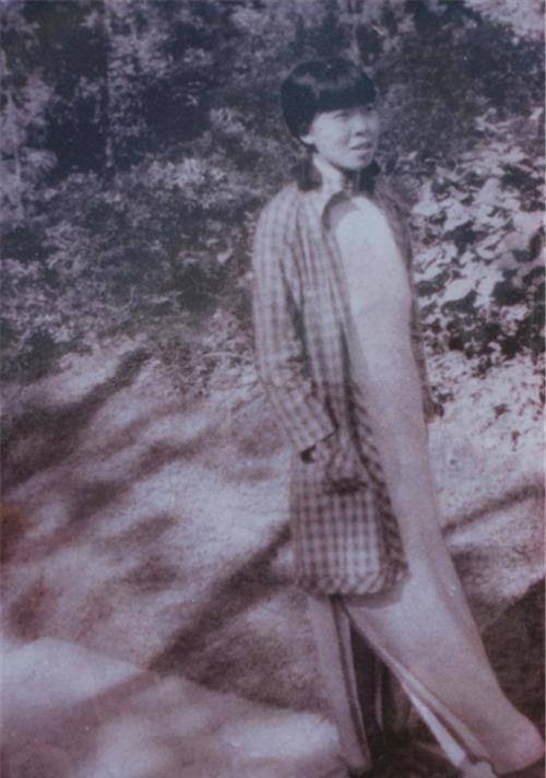 就在此时,萧红认识了端木蕻良,这个唯一给过她名分的男人.