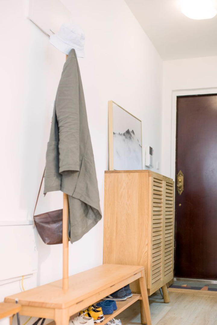 可以选择单独配置小巧的换鞋凳在鞋柜边上或靠对面墙,而换鞋凳也具备