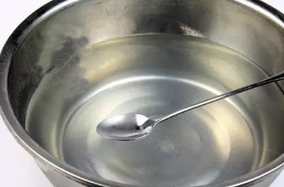 夏天自制冰粉,搅一搅,浇上糖汁,甘甜丝滑透心凉,比冰棍都好吃