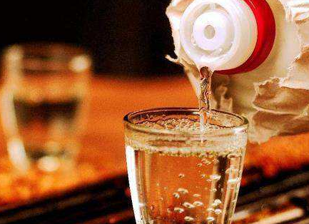 葡萄不光能酿造红酒,直接生吃葡萄有很好的解酒作用,因