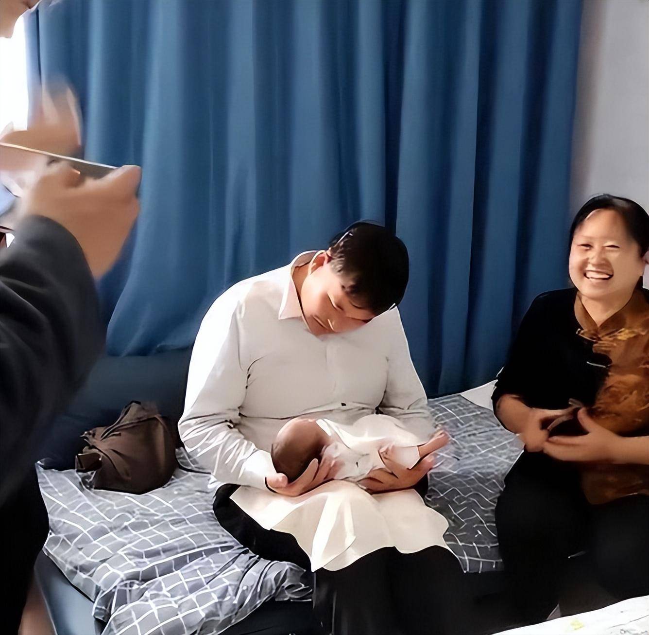 大衣哥孙子正脸曝光,不像陈萌像朱之文,爷孙俩堪比复制粘贴