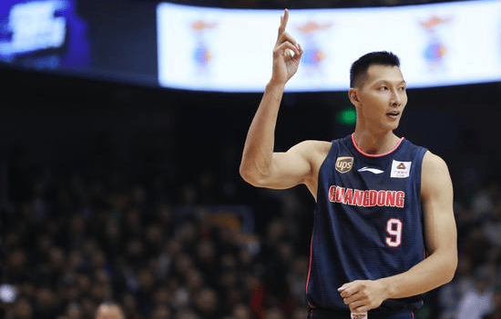 降维打击!易建联参加综艺秀劈扣 球迷调侃赶快回广东队