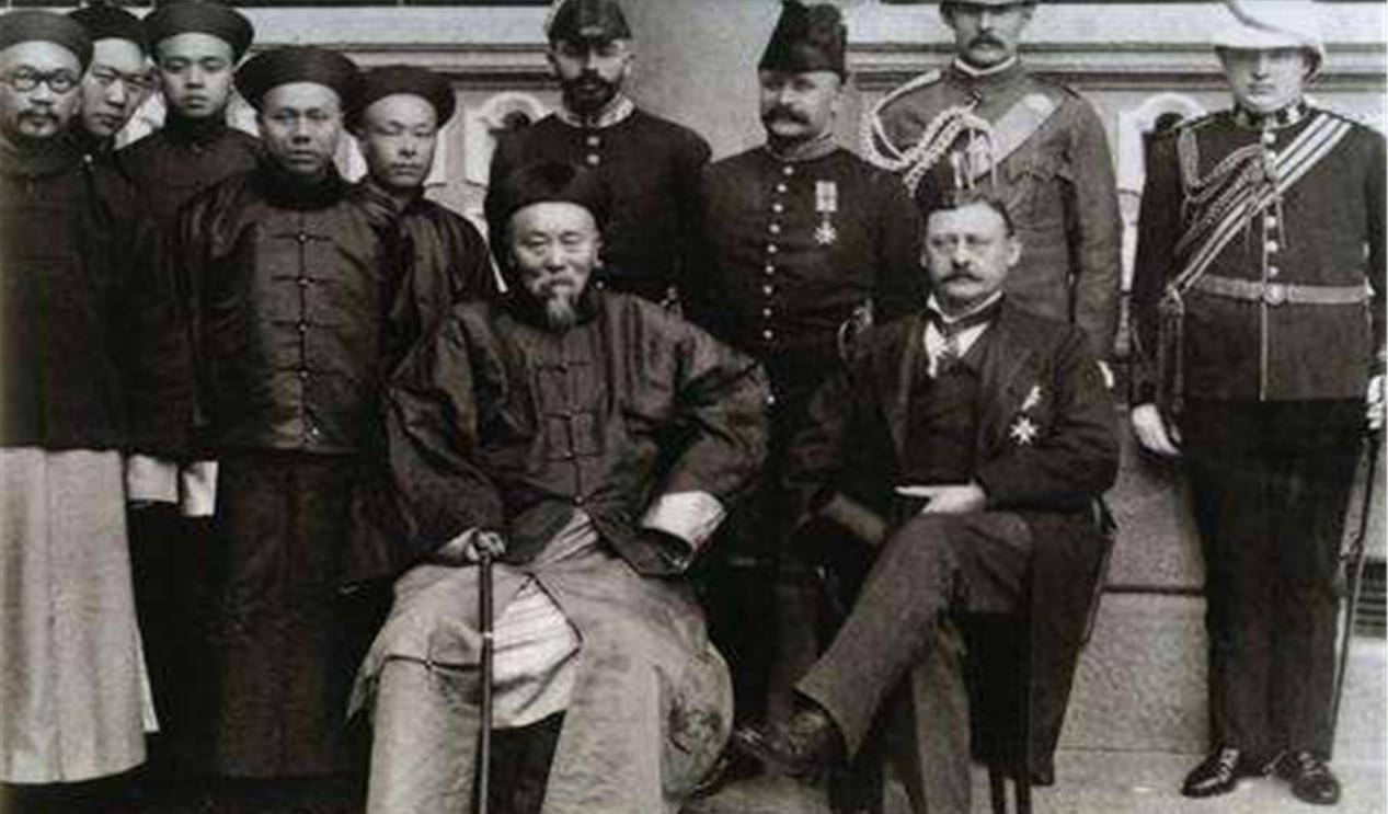 李鸿章从小出生在安徽的一个书香门第家庭,自幼聪明且勤奋努力,在年轻