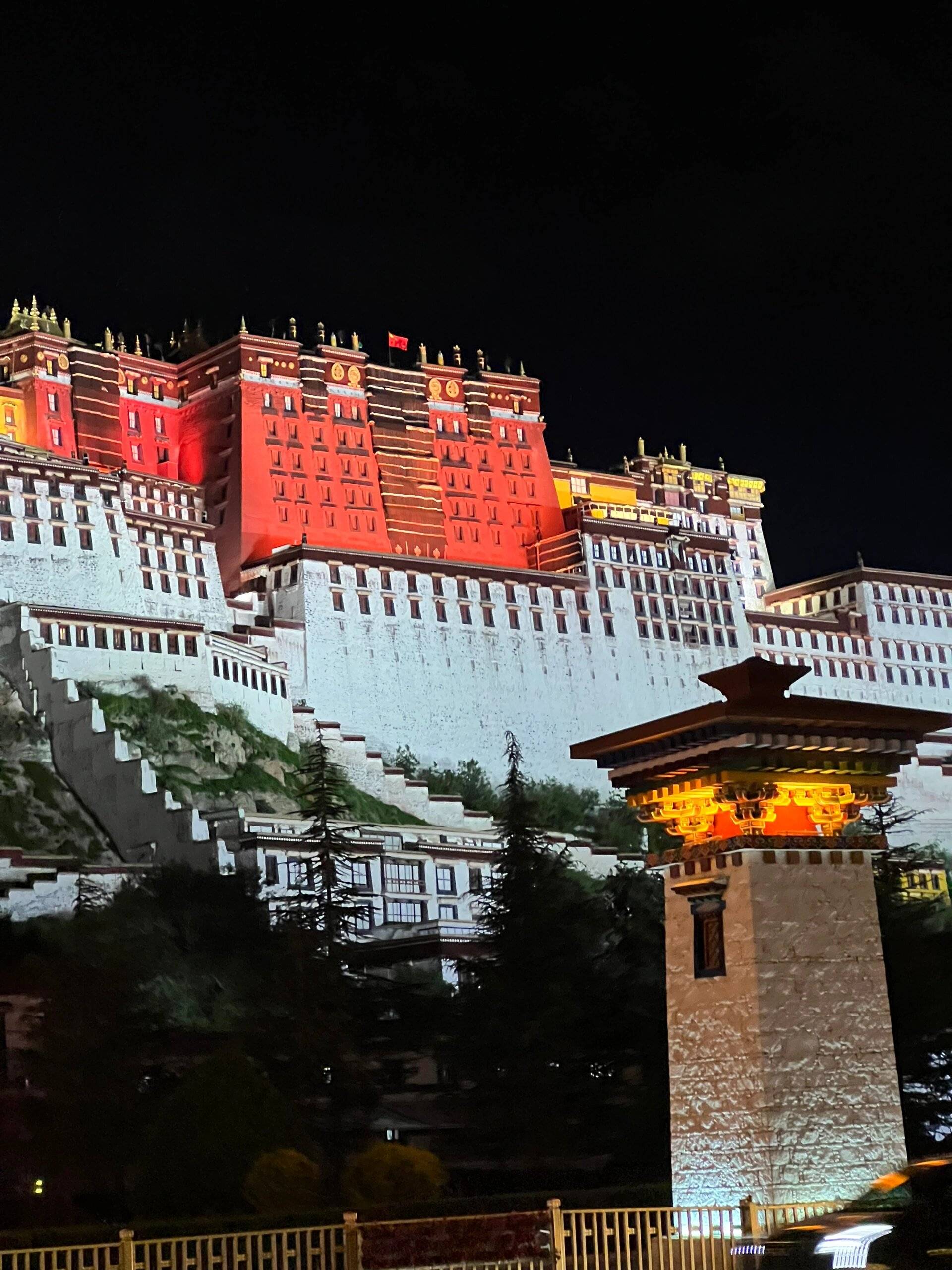 第6天:市区参观>布达拉宫>扎基寺>药王山观景台>大昭寺广场>八廓街