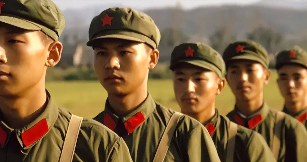 经过研究发现,这种布料耐磨耐穿,还不易褶皱的特性,既符合军装实用性