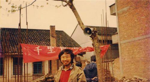 就在这个时期,海子认识了西川,骆一禾,3个人还组成了"北大三剑客"