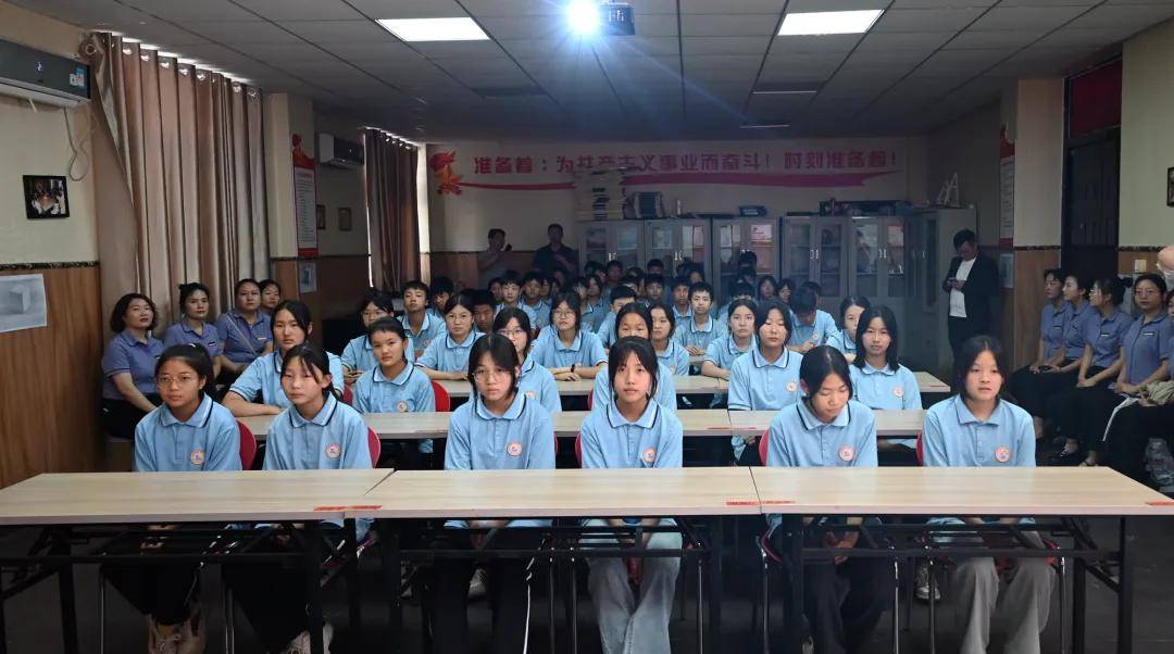 洛宁县知联会联手雪亮眼镜百万大捐赠第一站——走进城郊乡坞西小学