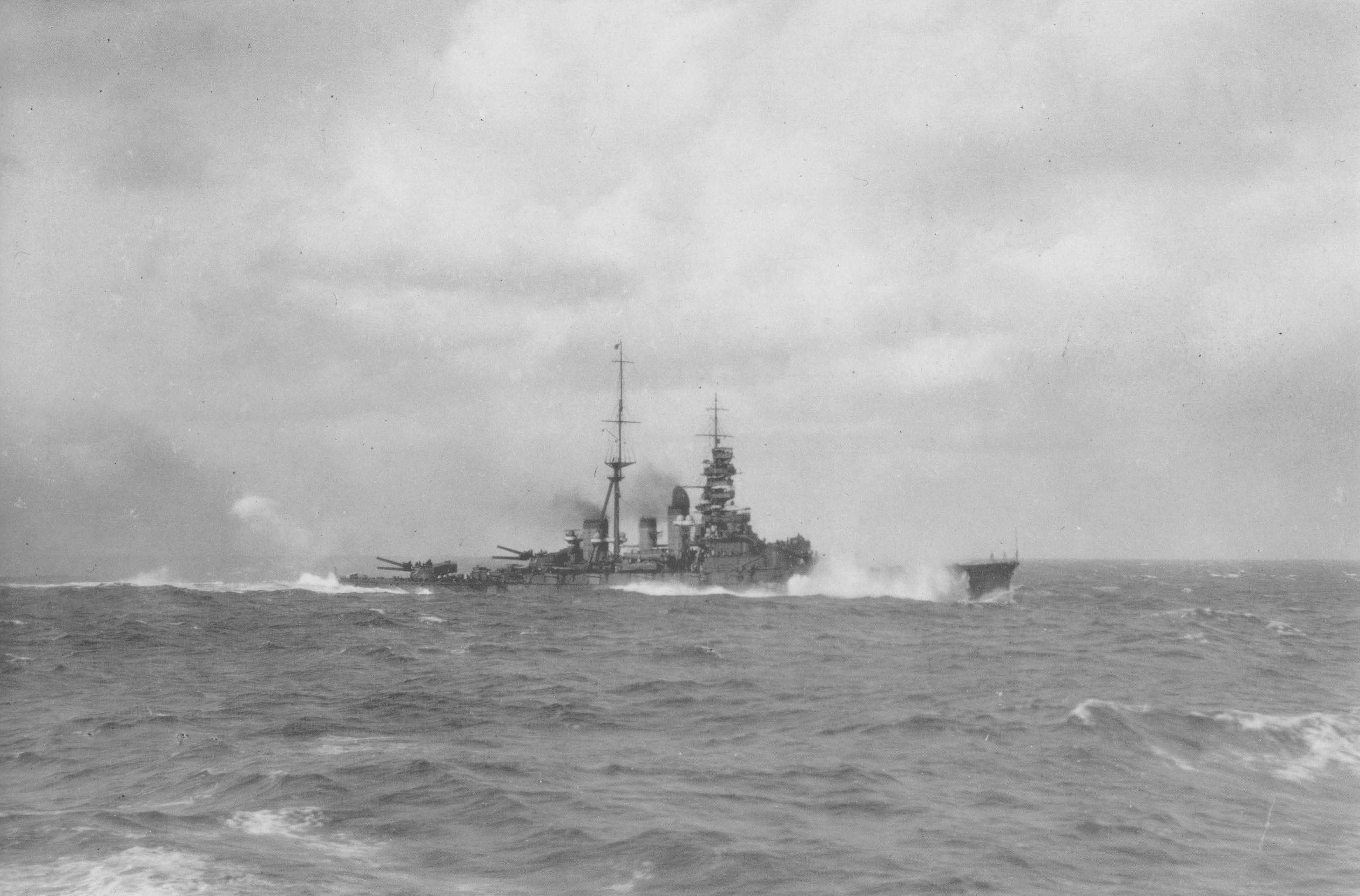 的第三次所罗门群岛海战,美军两艘重巡,三艘轻巡和七艘驱逐舰组成tg