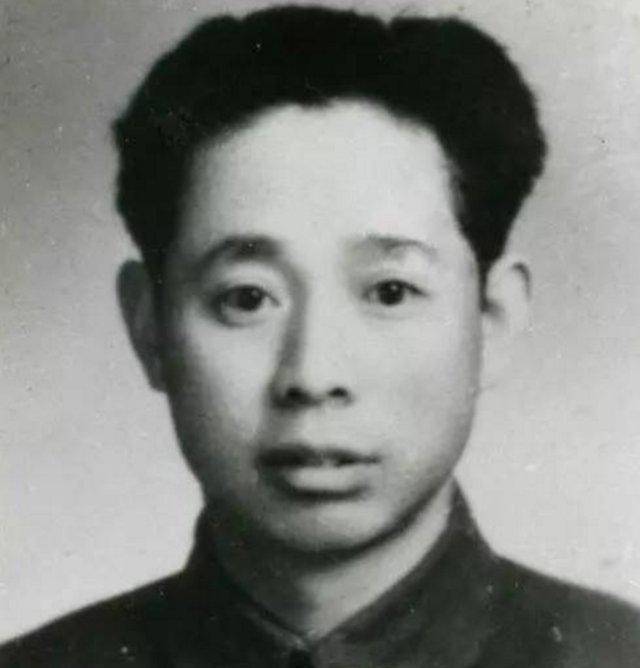 烈士陵园扫墓不知生父葬在里头,十八年后知是副军长,继父说实情