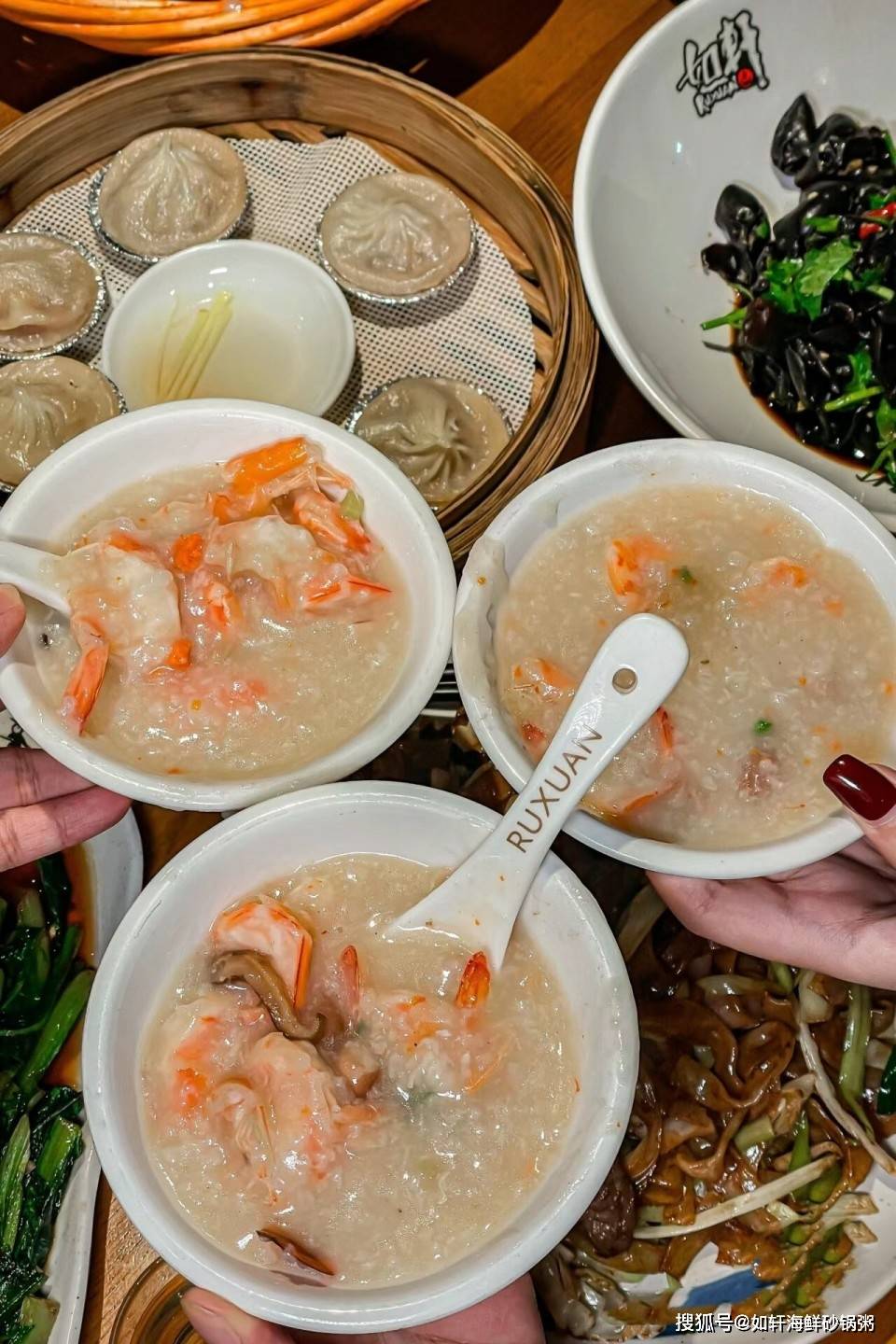 现在流行夫妻开餐饮店,如轩海鲜砂锅粥人气口碑不断提升