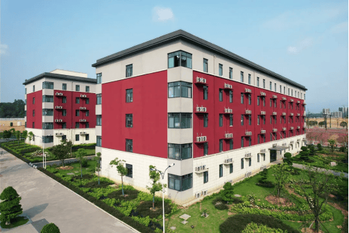 伙食费刷卡消费;校服,床上用品等由学校统一定制,学生自主购买.