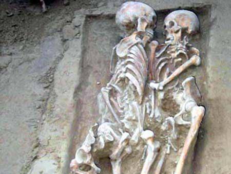 工地意外发现古墓,男女墓主相视千年无法分开,是为爱自杀吗?