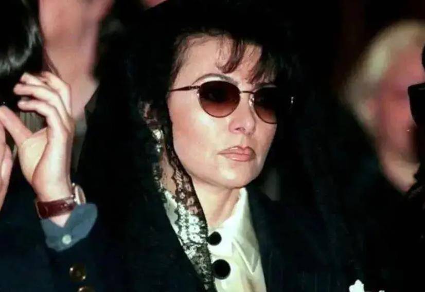 向雷加尼提出离婚,是因为莫里吉奥与自己的青梅竹马,法国设计师保拉