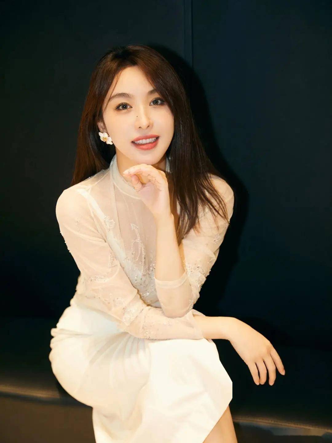 李菲儿写真展现超凡魅力,网友惊叹:这人间仙子,谁忍心