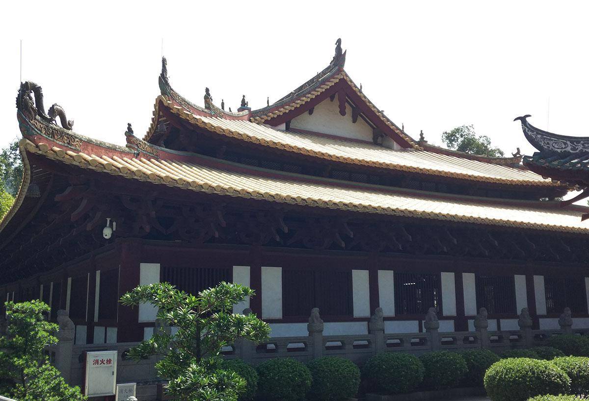 祖堂,供奉六祖大师等身铜像,宋真宗大中祥符年间由檀越郭重华捐建,匾