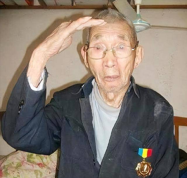 2014年,南京一痴呆老汉跳入冰河,被救上岸后大喊:全体