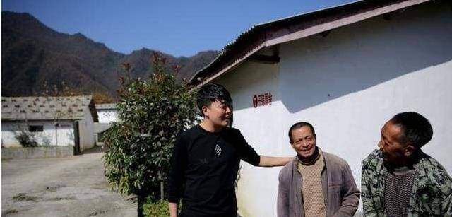 退伍老兵"骗"了妻子1000万,进深山与猪"作伴",1年狂赚800万_肖辉_养殖
