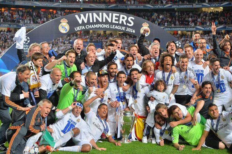 皇马夺冠庆典见证传奇传承:克罗斯将8号球衣交给巴尔韦德