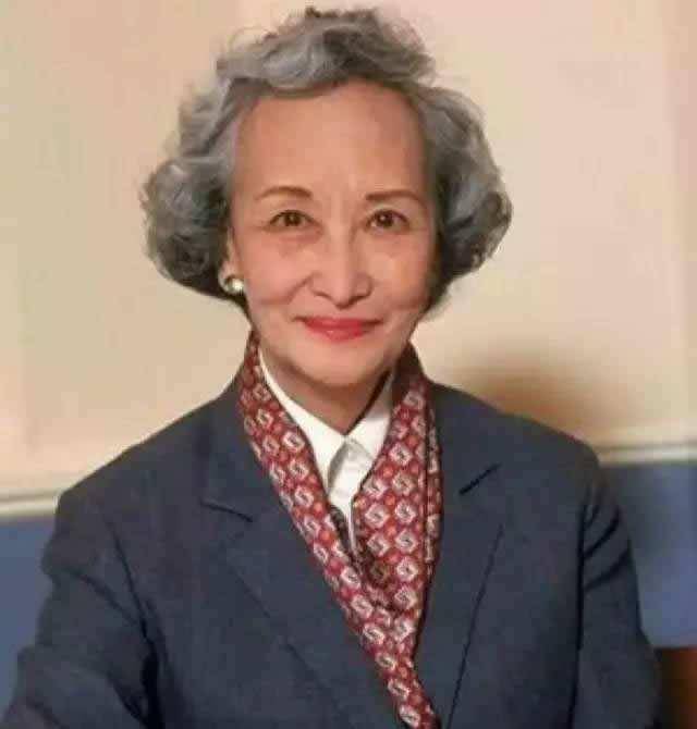 25岁大学毕业后,郭婉莹嫁给了清华大学毕业的吴毓骧,在她看来她和