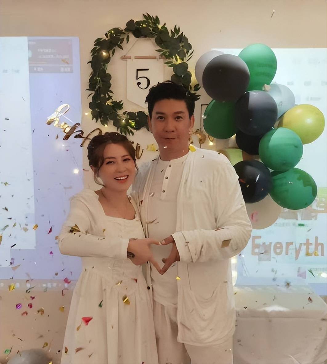 恭喜!56岁香港知名男星黄子扬老来得子,宣布三婚妻子平安生子