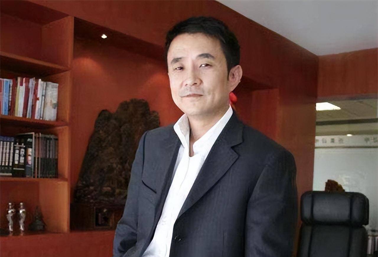 前江西首富负债800亿,套现61亿带女星出逃,亲爹去世也不回来