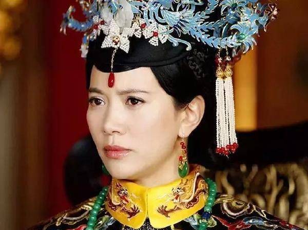 她因为姿色动人被康熙纳入后宫,生下皇子后,康熙却嫌她出身低微