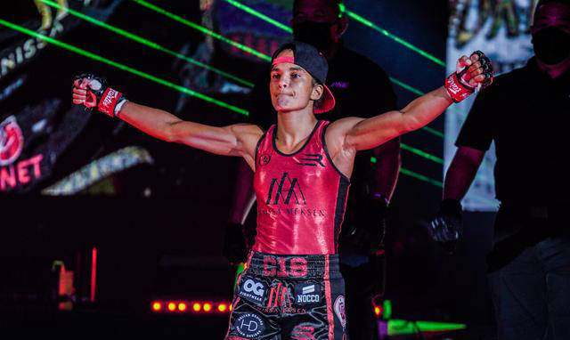 她参与过踢拳,泰拳以及拳击的多线搏击,并五次夺得glory世界冠军金