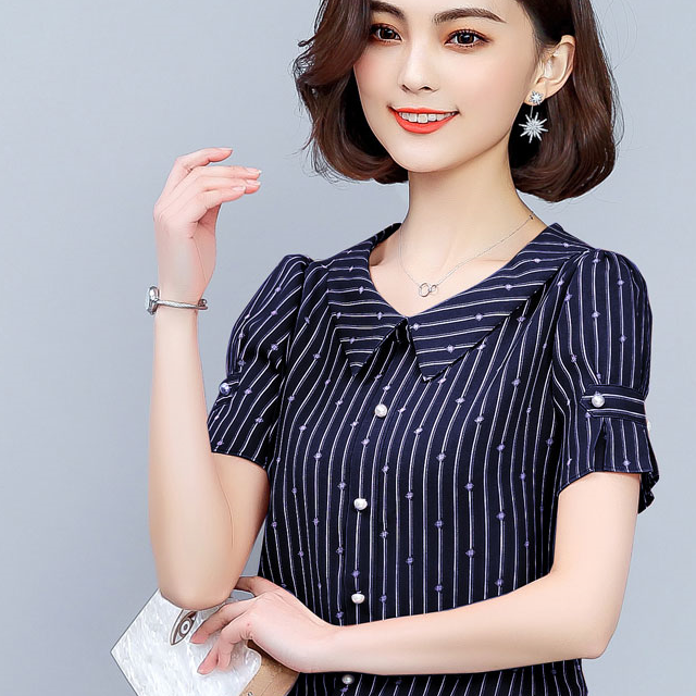 女人有钱没钱,都建议多穿精致时尚的小衫,简洁大方,显瘦超美嫩