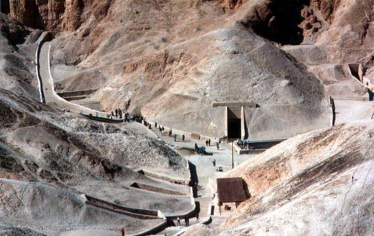   引起 埃及法老图坦卡蒙的坟墓:金碧辉煌，神秘的咒语导致挖掘者离奇死亡。 