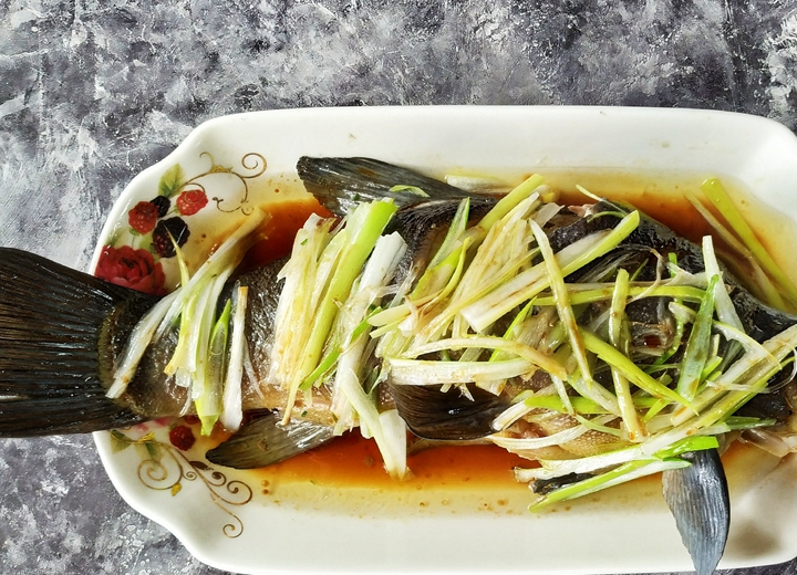 这鱼,很适合女人孩子吃,能让女人肌肤更有弹性,让孩子更聪明