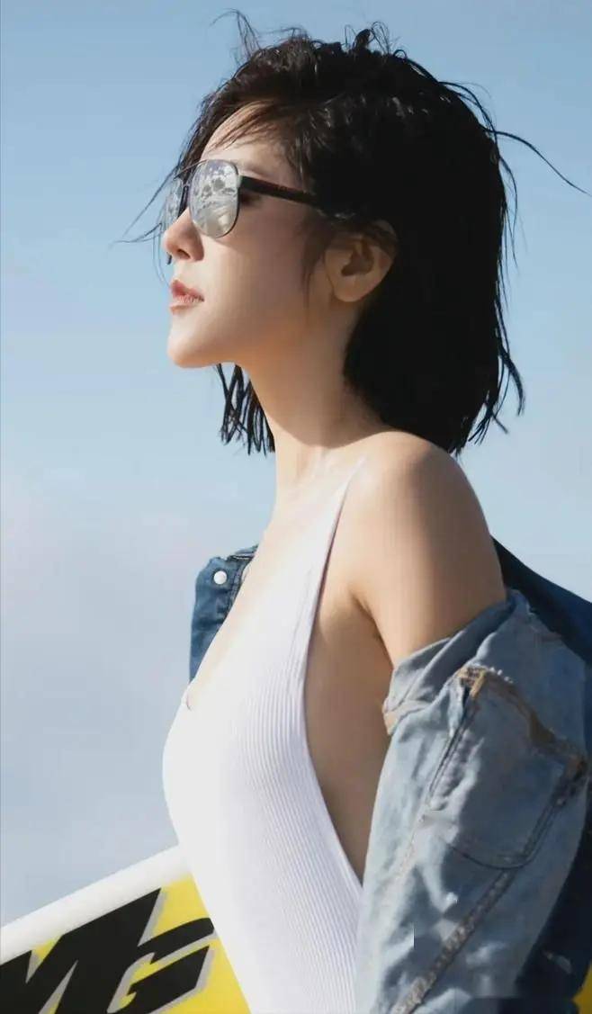 这谁顶得住!赵奕欢写真:女神的魅力与硬气,我不配做演员吗?