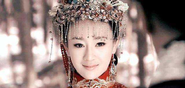 她因为姿色动人被康熙纳入后宫,生下皇子后,康熙却嫌她出身低微