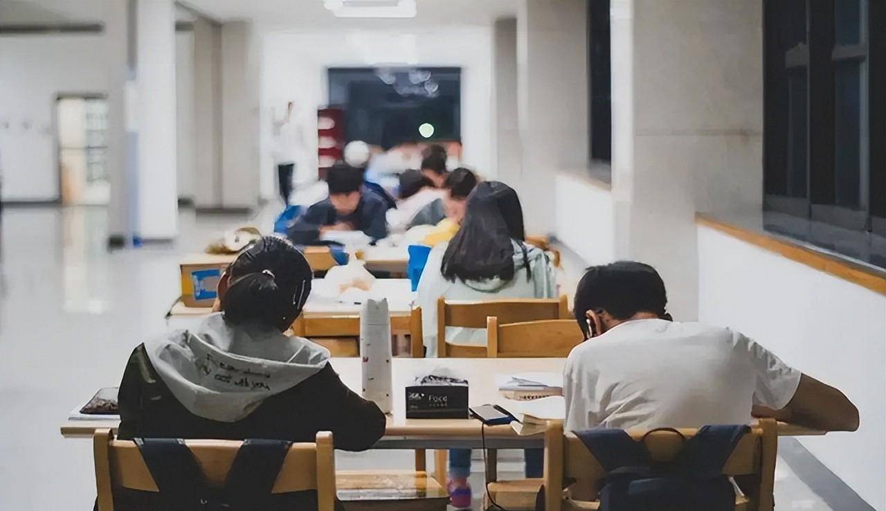 没钱交学费不发毕业证,医科大学生流浪16年患重病,母亲精神失常