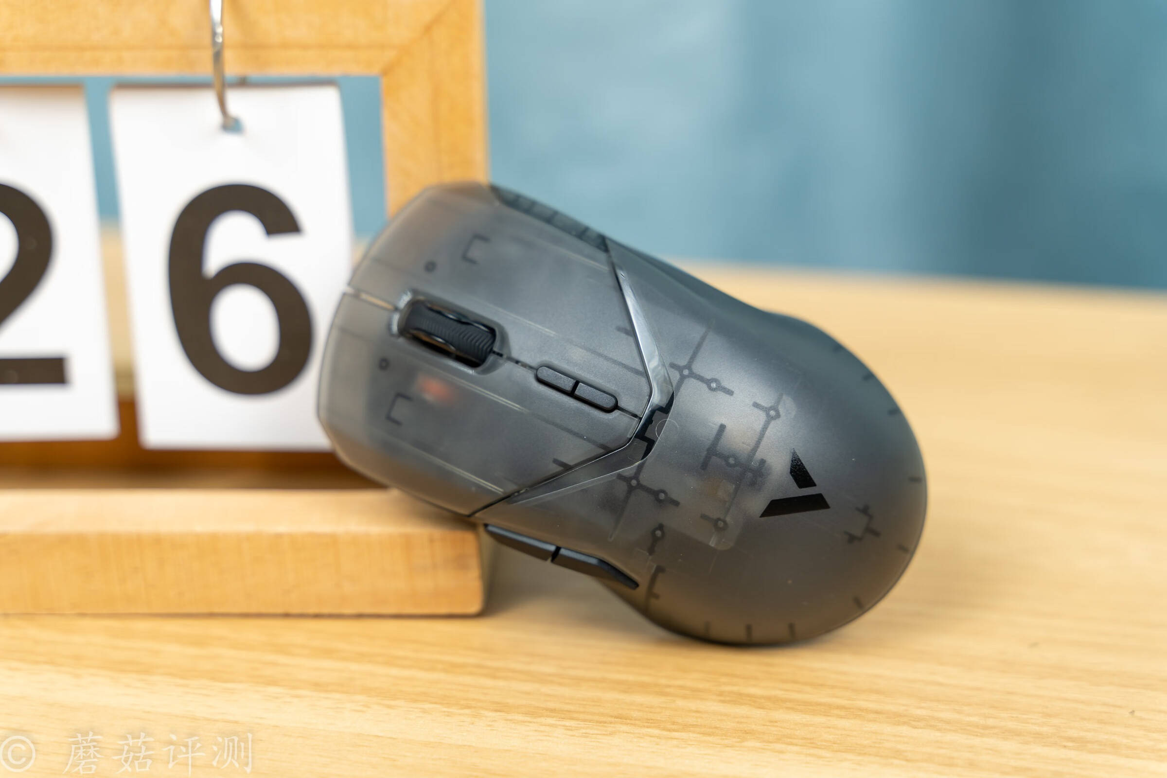 外观酷炫,手感轻盈,适合抓握,雷柏疾速续航王vt9air