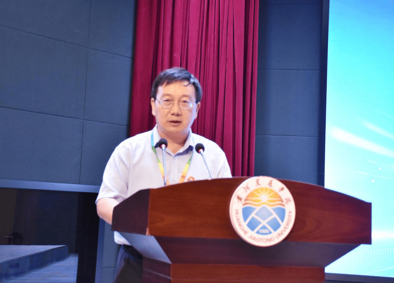 黄河交通学院校长 胡世雄 致欢迎辞黄河交通学院校长胡世雄在致辞中