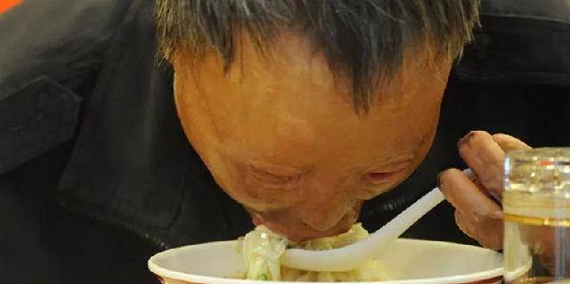 有"尊严"的乞讨者:崔显仁苦练10年粉笔字,从乞丐变成千万富翁