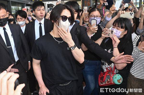 由于来台讯息早已公开,3人抵台当日吸引百名歌迷到场接机,中丸雄一走