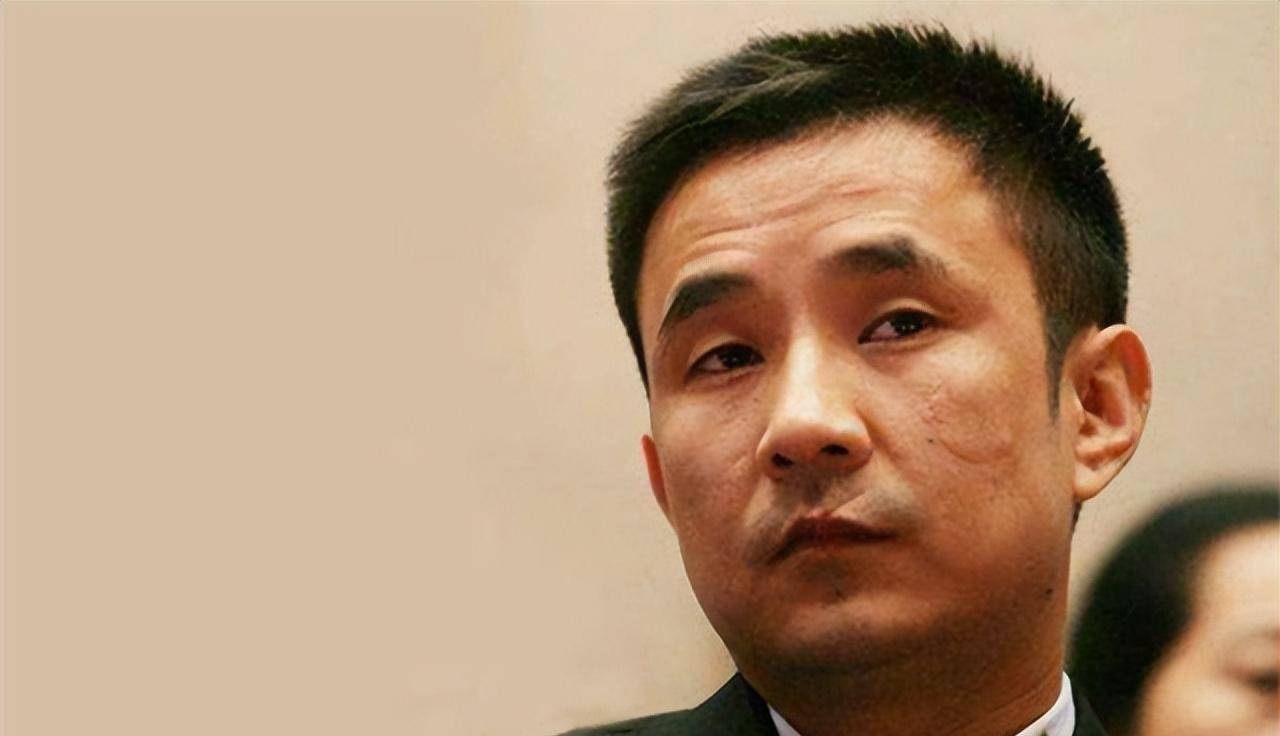 前江西首富负债800亿,套现61亿带女星出逃,亲爹去世也不回来