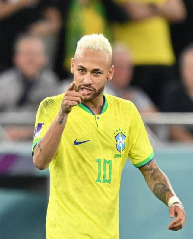 内马尔:足球界技术领袖,未来接棒者