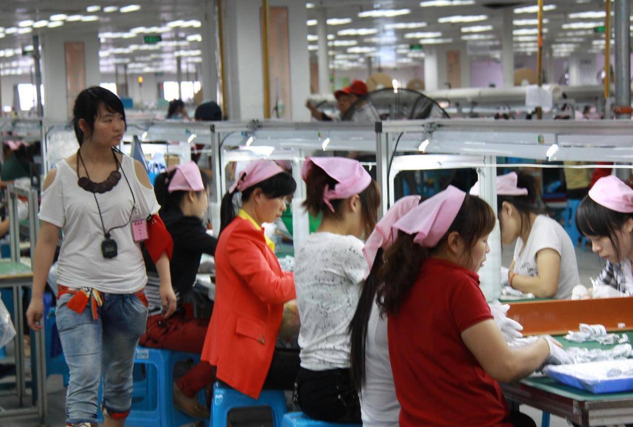 直击工厂流水线上年轻的农村女孩:没有诗和远方,只想好好地活着