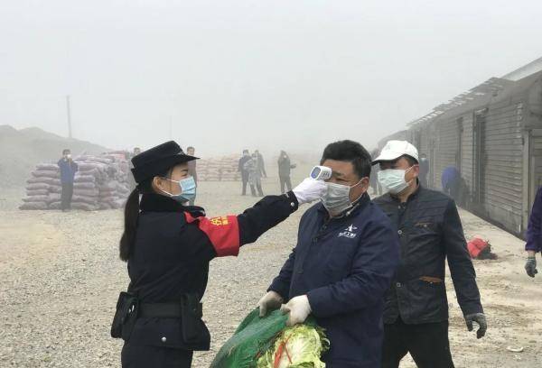 公路的路口执行任务,负责引导和帮助来援助湖北地区的各种车辆和人员