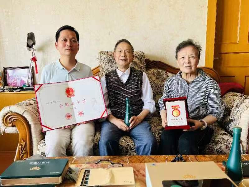 前行不忘耕耘者 新疆天山雪莲制药有限公司董事长张英杰拜访全国名