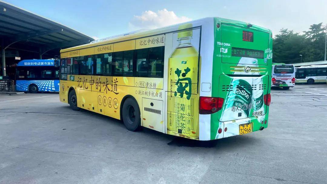 卓颖户外|为什么快消产品选择公交车广告?